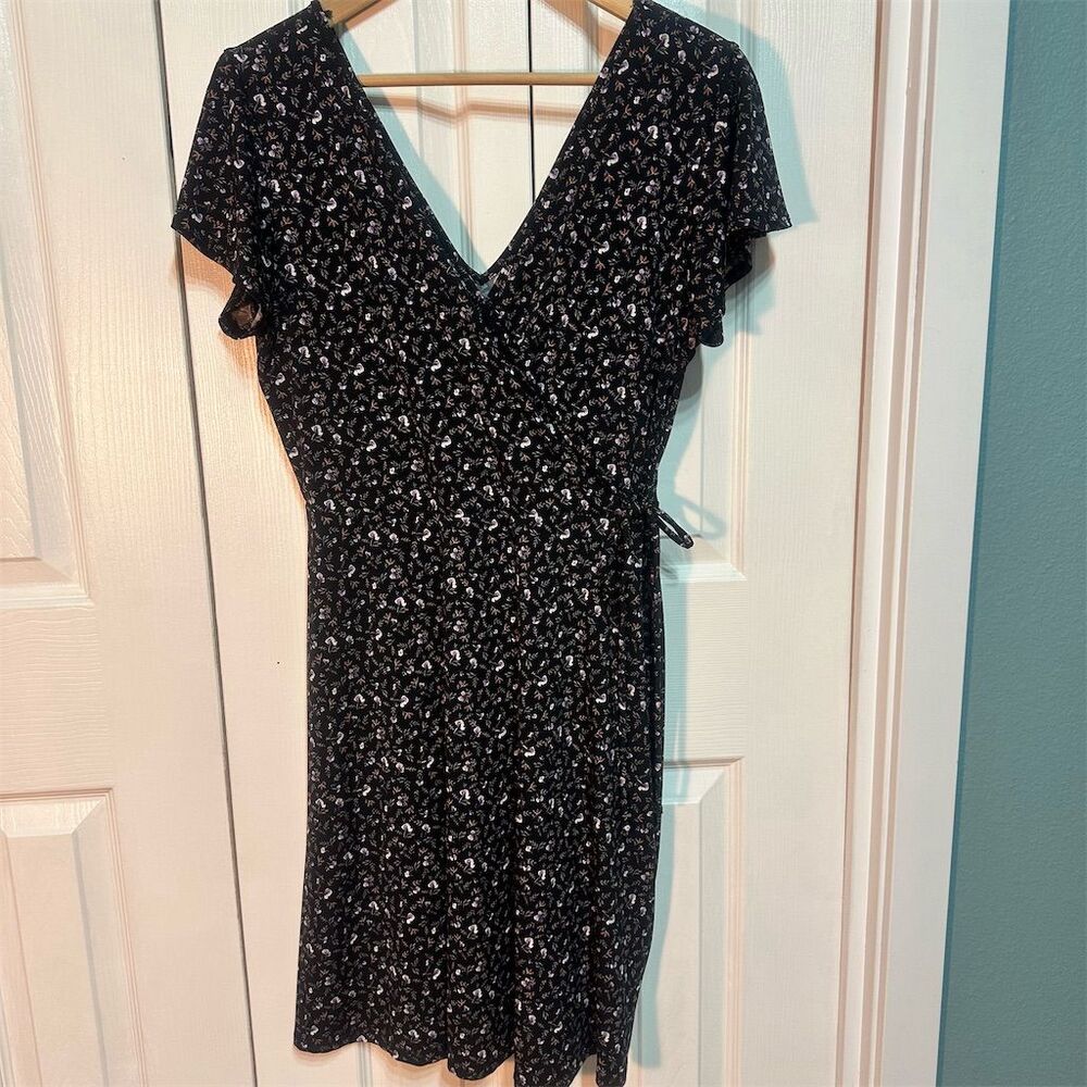 Kaileigh Women's M Black Floral Faux Wrap Knee Length Dress
